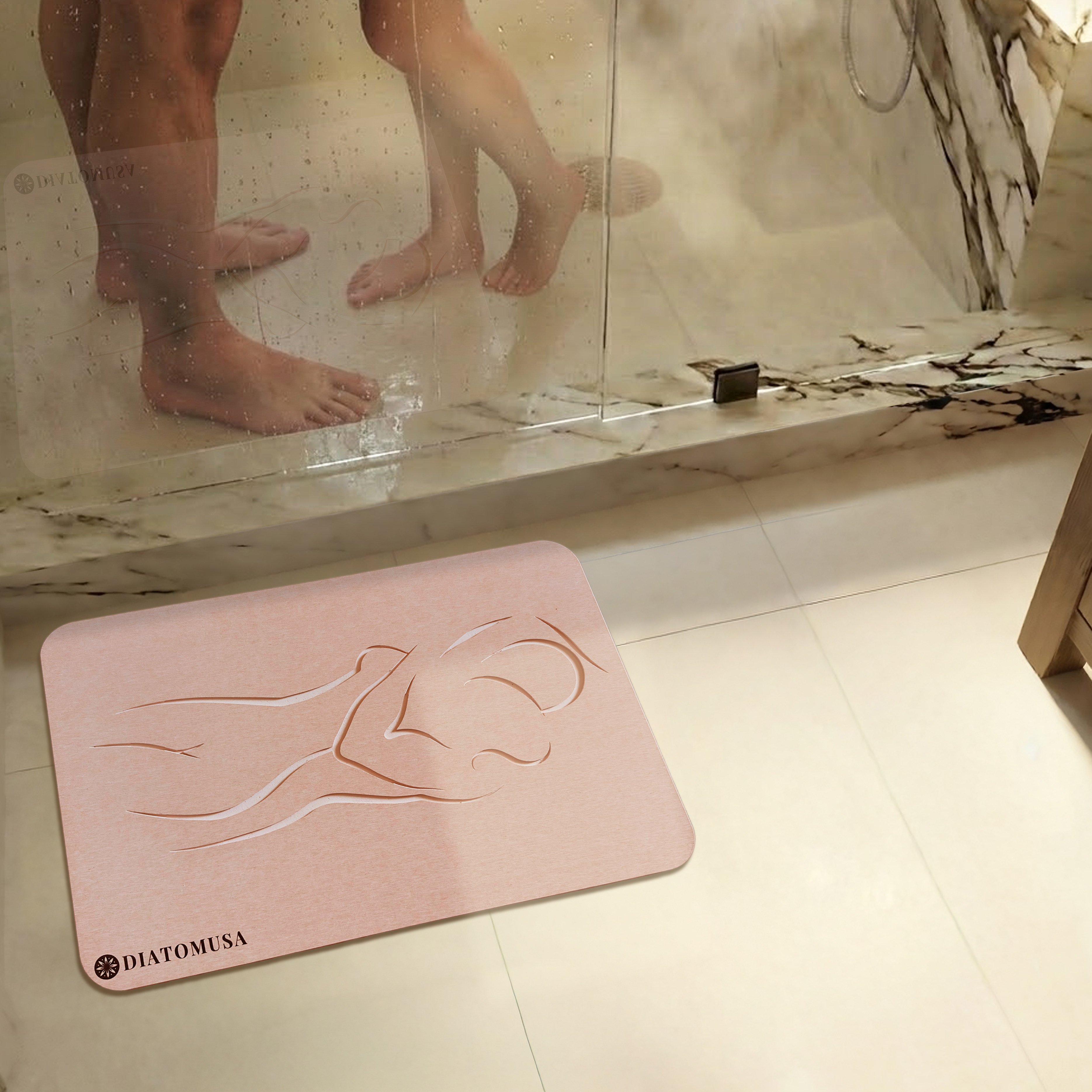 Alfombrilla de diatomita DIATOMUSA en rosa a la salida de la ducha